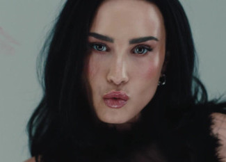 Demi Lovato - Kiss