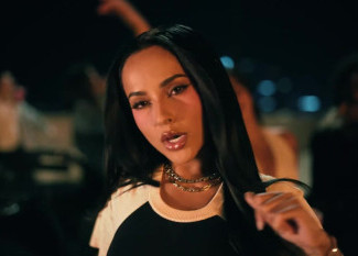 Topic, Becky G - Sorry Papi 