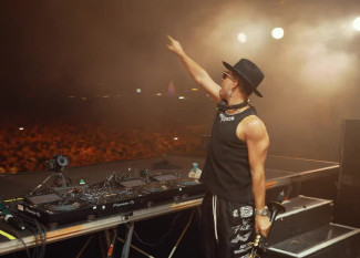 Timmy Trumpet, Alle Farben ft. ALEXX - Chase the Feeling 